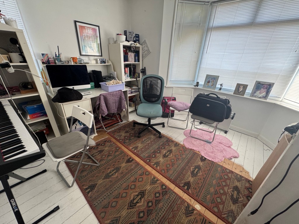 Lot: 167 - DETACHED FOUR-BEDROOM HOUSE - RESIDENTIAL INVESTMENT - Study